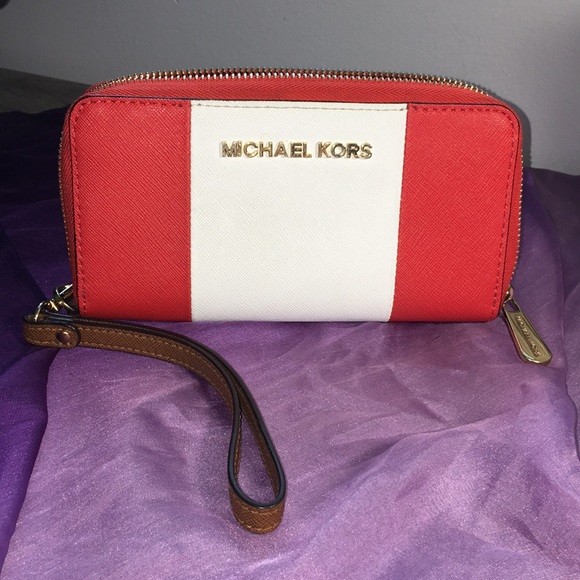 Michael Kors Handbags - Michael Kors Wristlet
